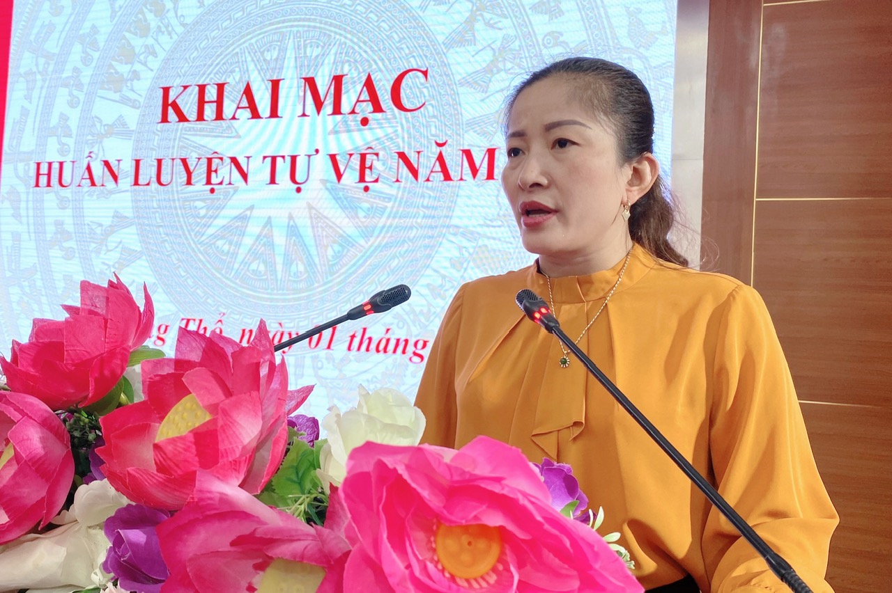 Đồng chí Mai Thị Hồng Sim – Phó chủ tịch UBND huyện phát biểu tại buổi khai mạc. 